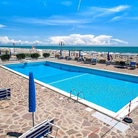 Sea View Apartment With Swimming Pool Lido di Jesolo Bagian luar foto