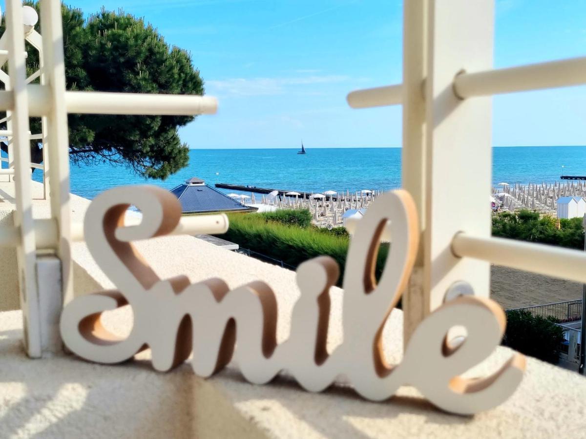 Sea View Apartment With Swimming Pool Lido di Jesolo Bagian luar foto