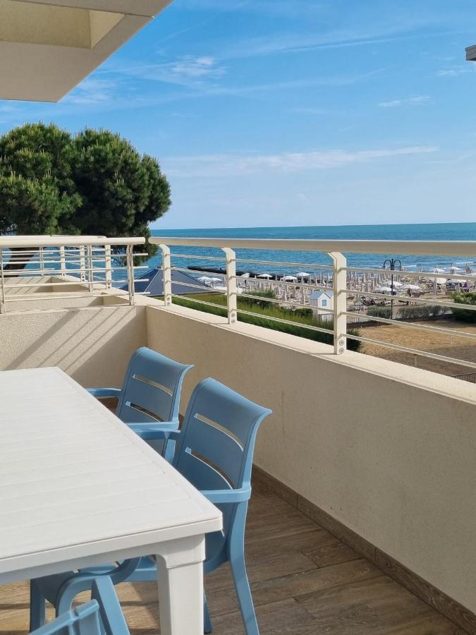 Sea View Apartment With Swimming Pool Lido di Jesolo Bagian luar foto