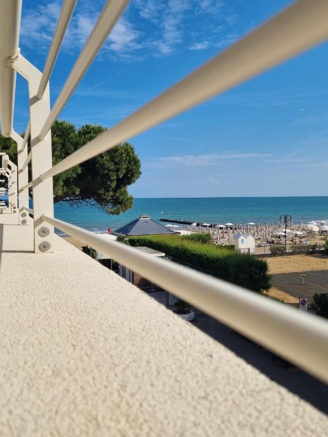 Sea View Apartment With Swimming Pool Lido di Jesolo Bagian luar foto