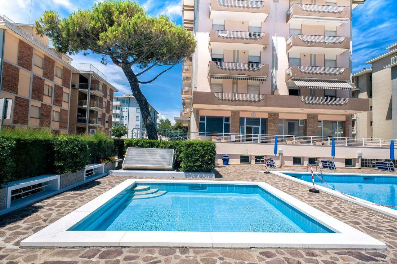 Sea View Apartment With Swimming Pool Lido di Jesolo Bagian luar foto