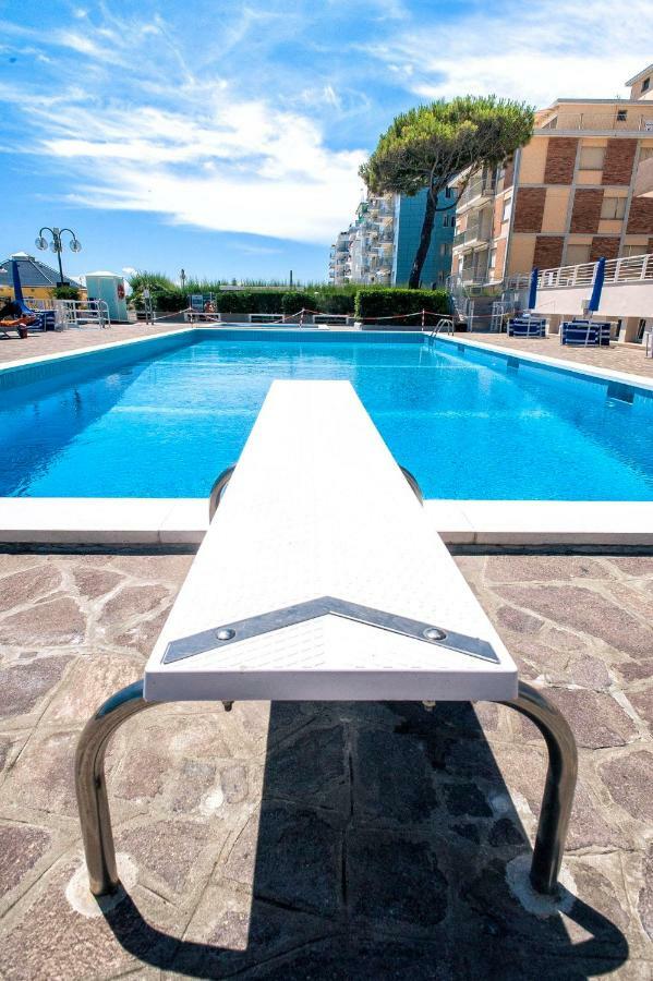 Sea View Apartment With Swimming Pool Lido di Jesolo Bagian luar foto