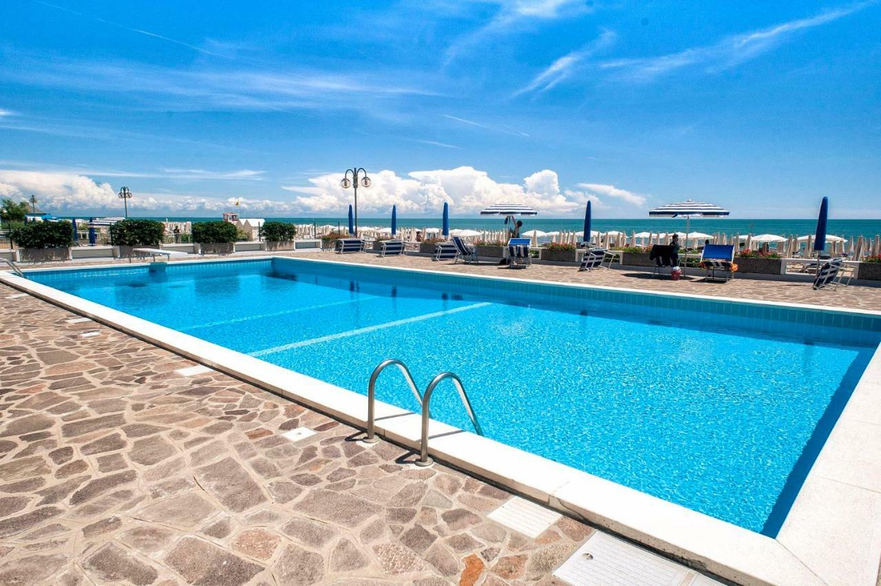 Sea View Apartment With Swimming Pool Lido di Jesolo Bagian luar foto