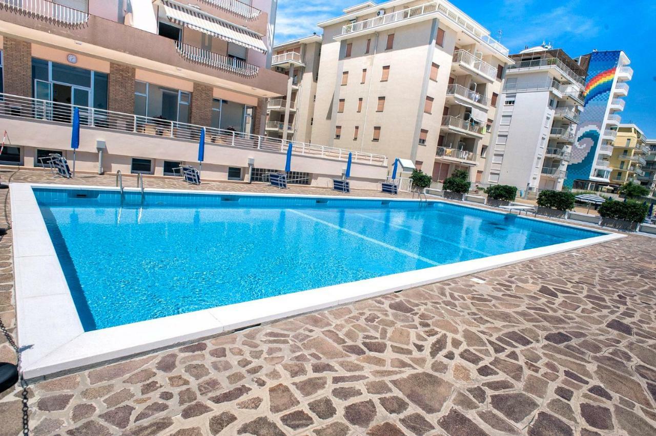 Sea View Apartment With Swimming Pool Lido di Jesolo Bagian luar foto