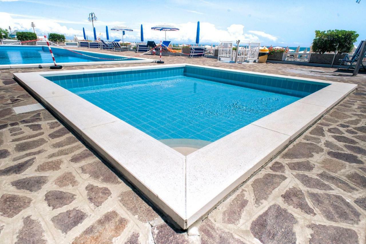 Sea View Apartment With Swimming Pool Lido di Jesolo Bagian luar foto