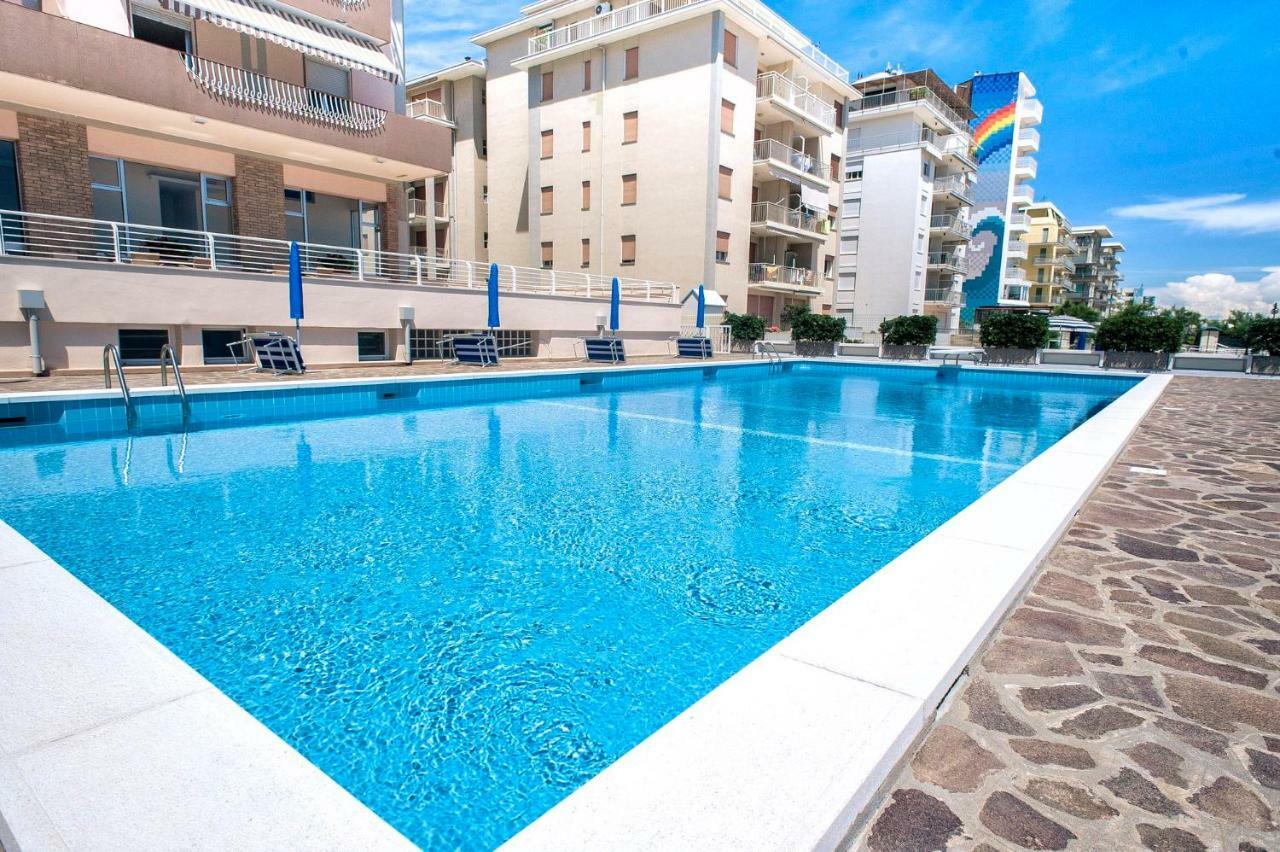 Sea View Apartment With Swimming Pool Lido di Jesolo Bagian luar foto
