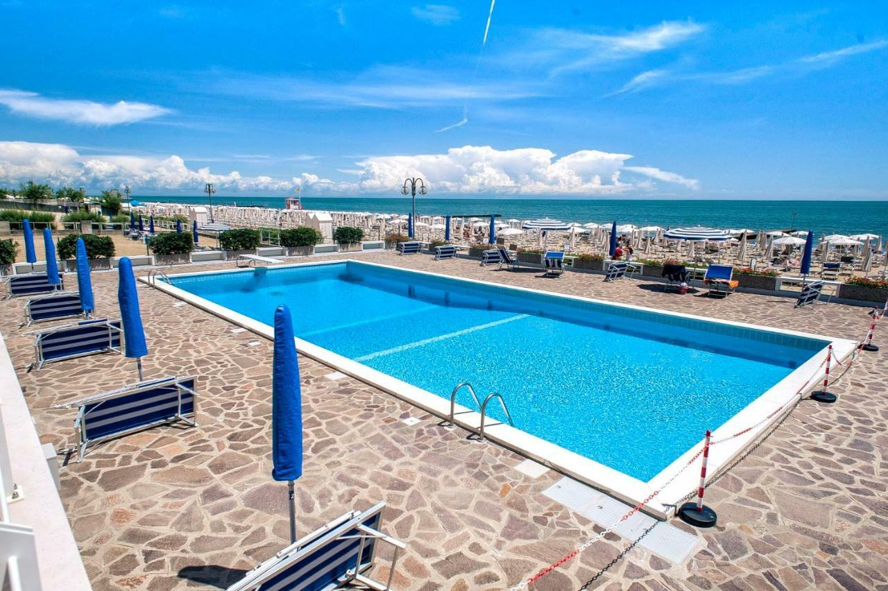 Sea View Apartment With Swimming Pool Lido di Jesolo Bagian luar foto