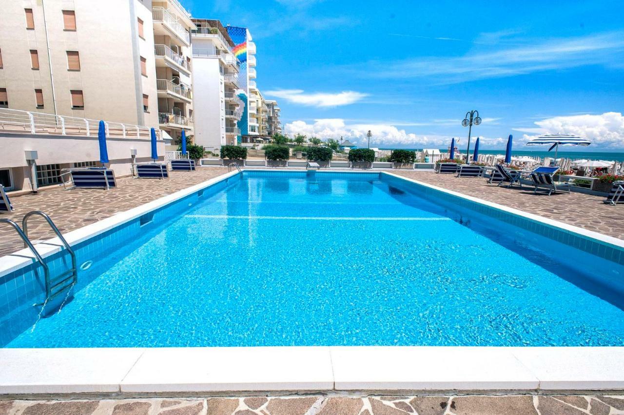 Sea View Apartment With Swimming Pool Lido di Jesolo Bagian luar foto