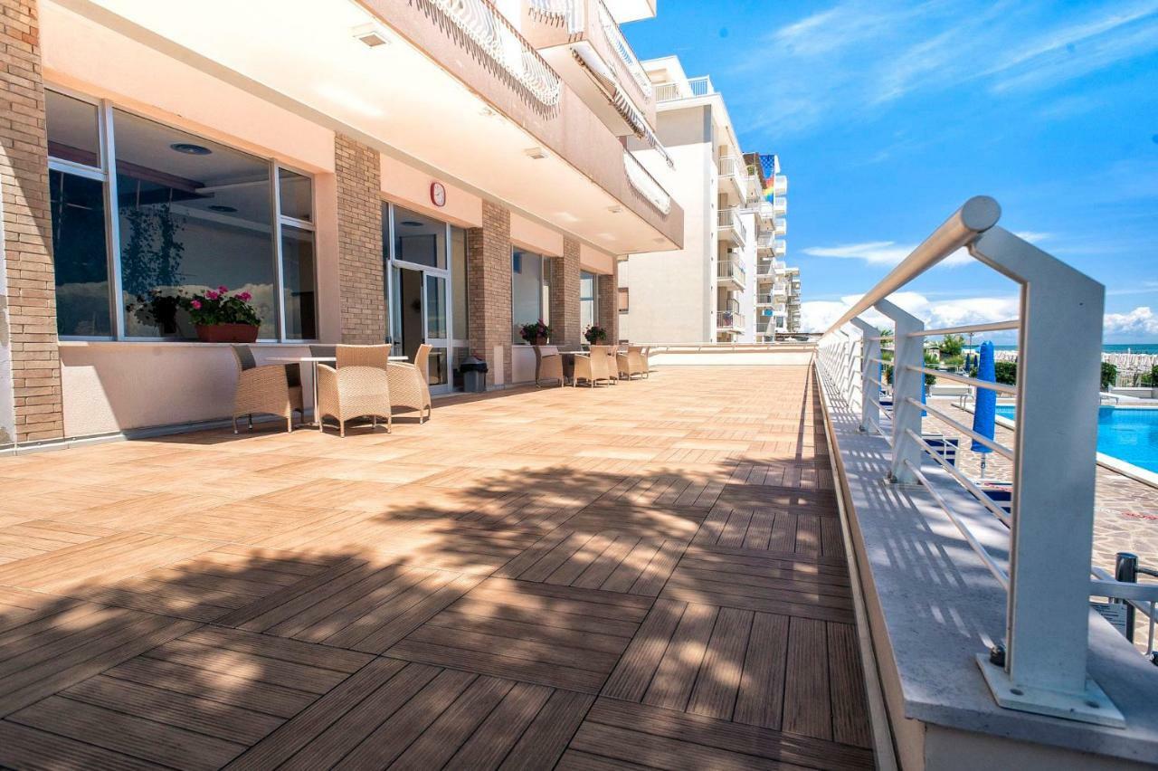 Sea View Apartment With Swimming Pool Lido di Jesolo Bagian luar foto