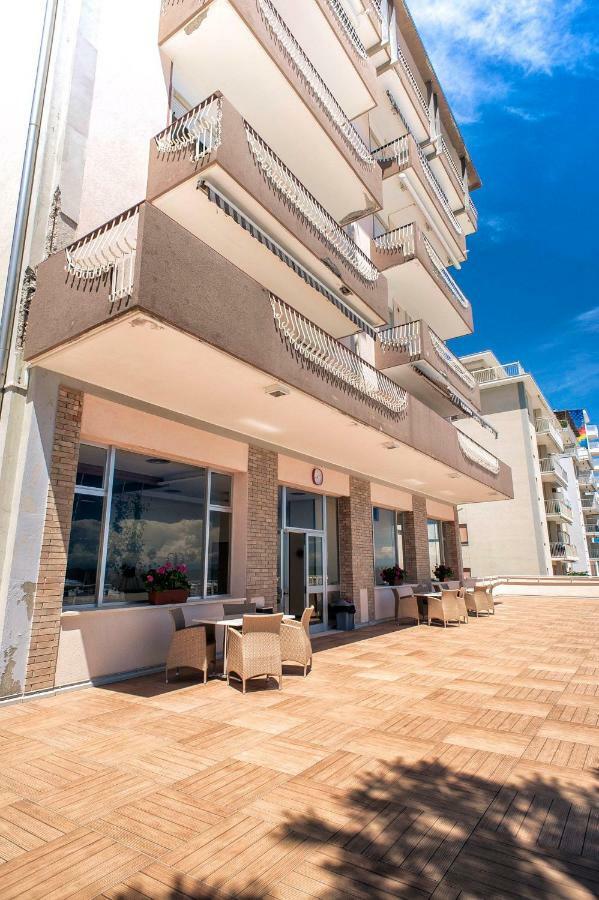 Sea View Apartment With Swimming Pool Lido di Jesolo Bagian luar foto