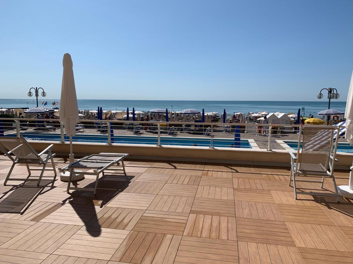 Sea View Apartment With Swimming Pool Lido di Jesolo Bagian luar foto